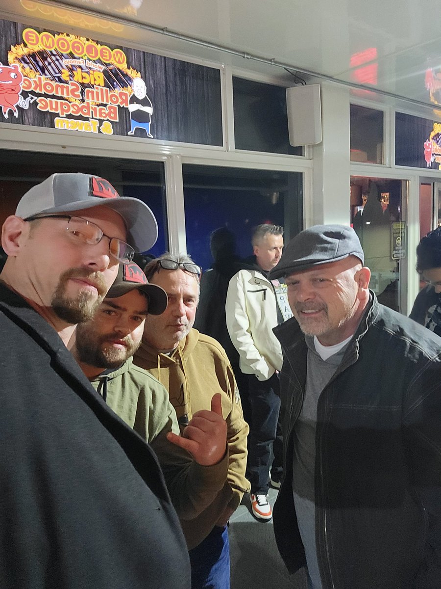 ddcsidecharger's tweet image. When in #LasVegas you gotta stop at @pawnstars get a couple things, and have the man himself, @rick_harrison sign the receipt and your hat! Solid guy. Was an honor.  #devildogconcepts #sidecharginghandle