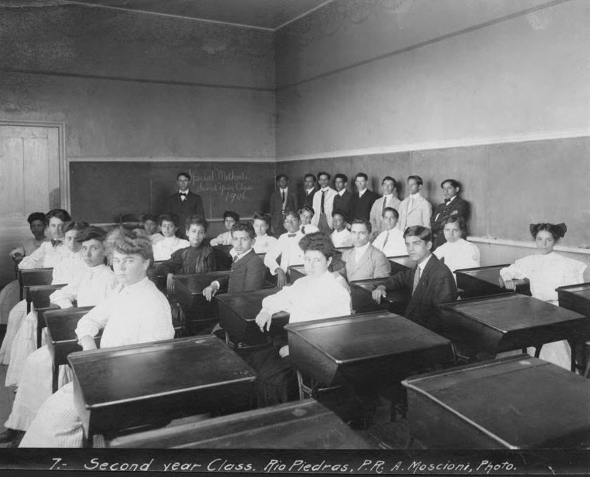 ricardoolivenc1's tweet image. Posiblemente la foto más antigua de un grupo de estudiantes junto a su profesor en una clase en la Universidad de Puerto Rico. Río Piedras, Puerto Rico. 1906