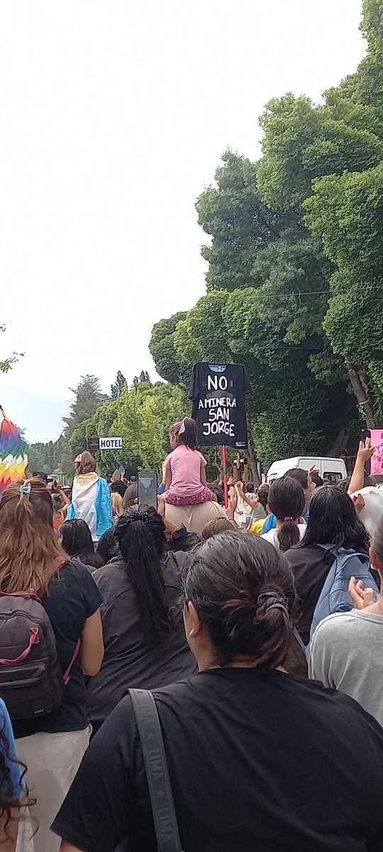 Aquí, el "violento" (según los medios hijos de la pauta) pueblo de Uspallata diciendo NO A LA MEGAMINERÍA SECANTE, SAQUEANTE, CONTAMINANTE Y DESEMPLEANTE. No somos 5 ni 400, somos MILES en Mendoza, aunque intenten callarnos. NO A MINERA SAN JORGE

#ElAguaDeMendozaNoSeNegocia