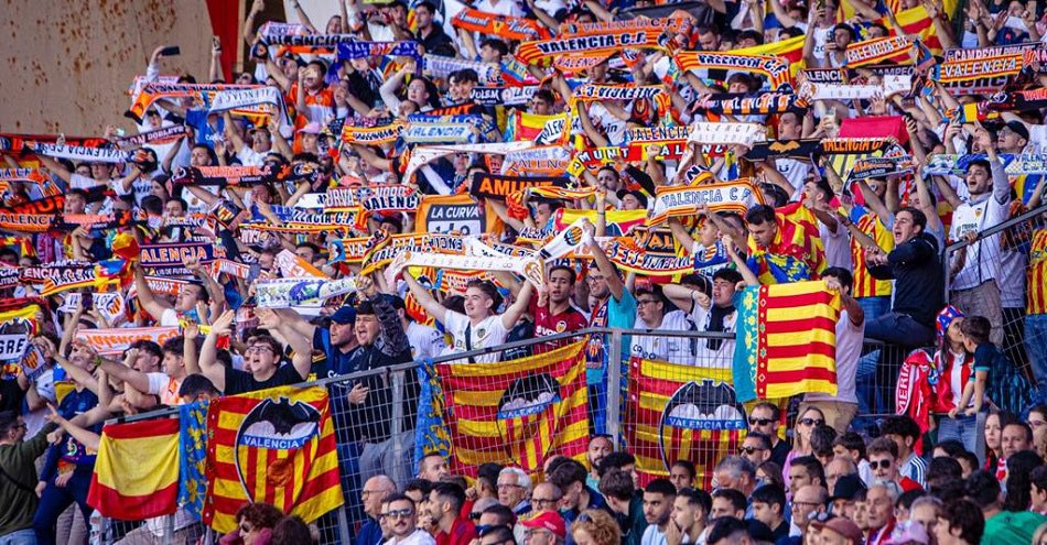 MundoMestalla's tweet photo. En noches tan duras como esta queremos agradecer a los aficionados de otros equipos que se acuerdan de nosotros y nos dan apoyo. El fútbol español es grande por sus aficiones.

Des de València, millons de gràcies.❤️

NO PODRÁN CON NOSOTROS👊🏻🦇 https://t.co/Irnad9BQC0