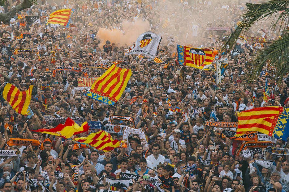 MundoMestalla's tweet photo. En noches tan duras como esta queremos agradecer a los aficionados de otros equipos que se acuerdan de nosotros y nos dan apoyo. El fútbol español es grande por sus aficiones.

Des de València, millons de gràcies.❤️

NO PODRÁN CON NOSOTROS👊🏻🦇 https://t.co/Irnad9BQC0