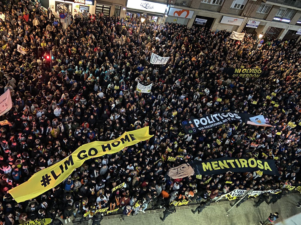 MundoMestalla's tweet photo. En noches tan duras como esta queremos agradecer a los aficionados de otros equipos que se acuerdan de nosotros y nos dan apoyo. El fútbol español es grande por sus aficiones.

Des de València, millons de gràcies.❤️

NO PODRÁN CON NOSOTROS👊🏻🦇 https://t.co/Irnad9BQC0