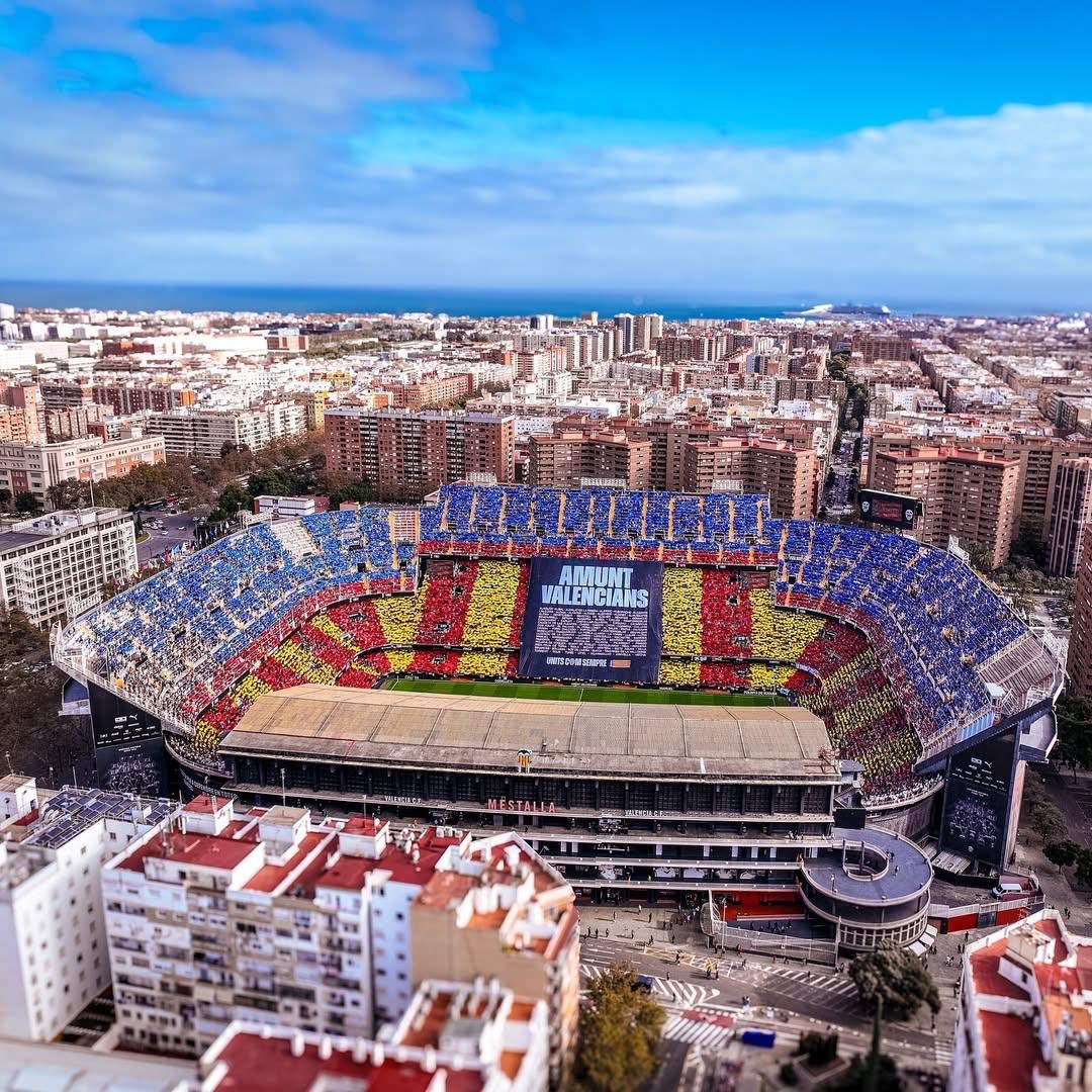 MundoMestalla's tweet photo. En noches tan duras como esta queremos agradecer a los aficionados de otros equipos que se acuerdan de nosotros y nos dan apoyo. El fútbol español es grande por sus aficiones.

Des de València, millons de gràcies.❤️

NO PODRÁN CON NOSOTROS👊🏻🦇 https://t.co/Irnad9BQC0
