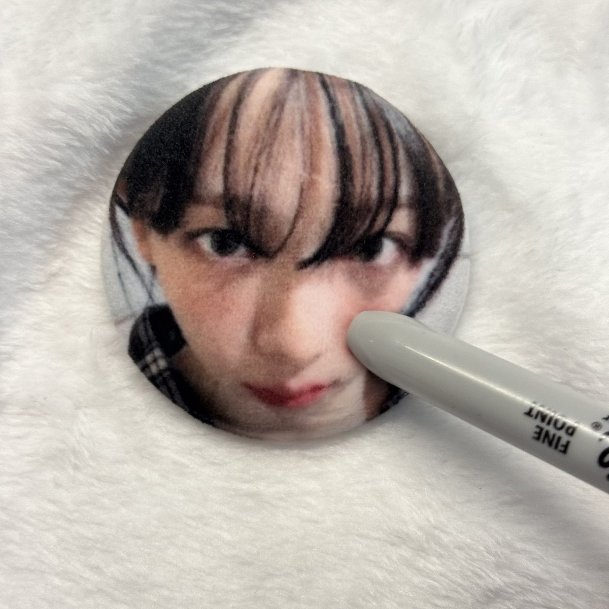 bbyminatozaki's tweet photo. ˚⟡˖ ࣪  aespa synk parallel line in europe freebies . ݁₊ ⊹ 

i will be giving out squishy pin badges !! they’re super soft and cute 🥹🥹

•for the london and madrid shows~
•limited quantities for each show 
•follow + rt to receive 💙

•first two loveyus to show me their karina heart lighstick emblem will also get a yu jimin name patch :DD

will announce my location and outfit on each day so u can find me <33

#AESPA #aespainlondon #aespainmadrid #aespa_SYNK_PARALLELLINE