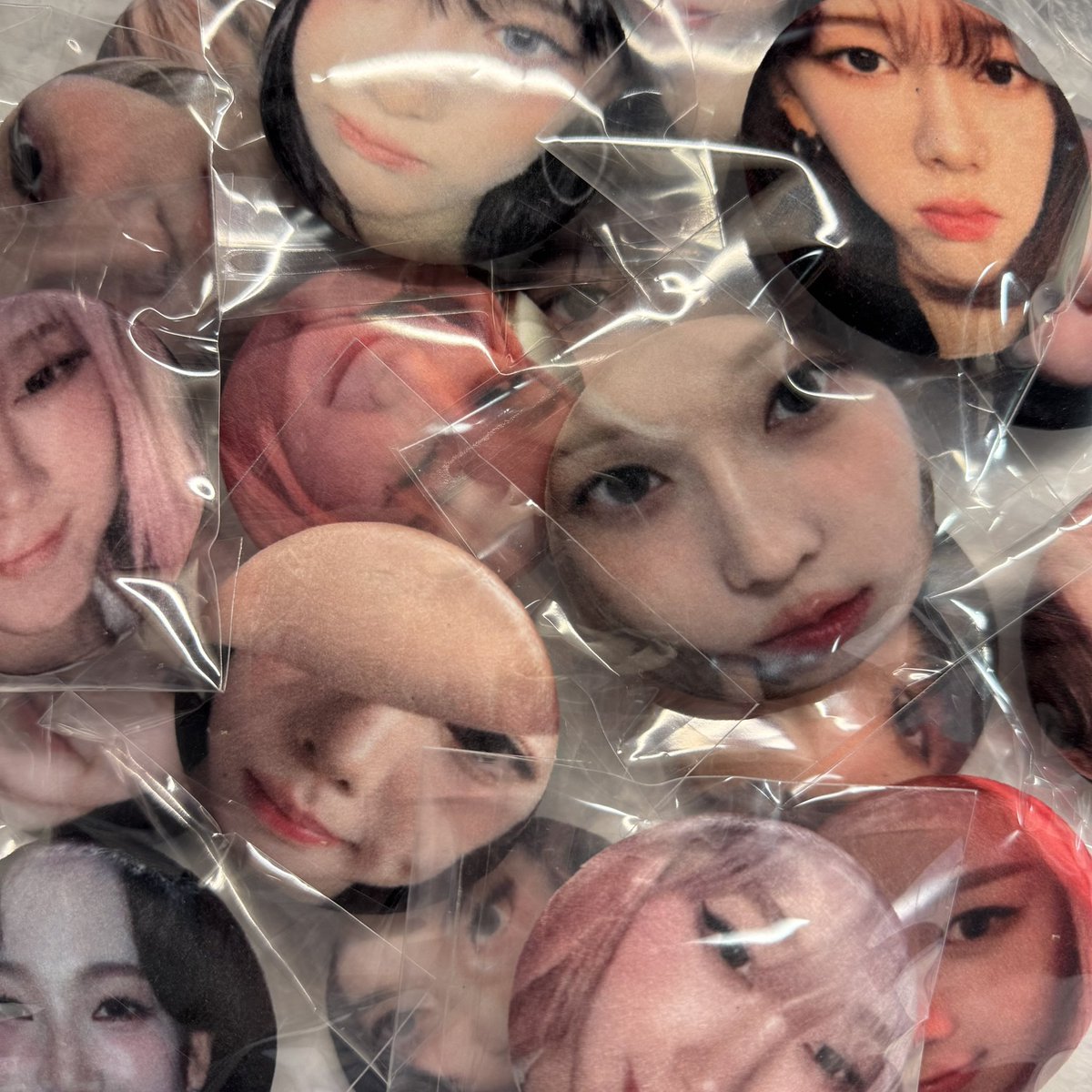 bbyminatozaki's tweet photo. ˚⟡˖ ࣪  aespa synk parallel line in europe freebies . ݁₊ ⊹ 

i will be giving out squishy pin badges !! they’re super soft and cute 🥹🥹

•for the london and madrid shows~
•limited quantities for each show 
•follow + rt to receive 💙

•first two loveyus to show me their karina heart lighstick emblem will also get a yu jimin name patch :DD

will announce my location and outfit on each day so u can find me <33

#AESPA #aespainlondon #aespainmadrid #aespa_SYNK_PARALLELLINE