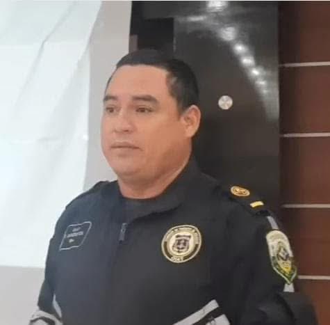 UnidadN593's tweet photo. #URGENTE | El Nuevo Ecuador una tina 🛁 de Sangre 🩸 Y Miseria.
#SANTA_ELENA Masacre en el" sector de #Chipipe  #Salinas en donde asesinaron a dos hombres, una de las víctimas seria un coronel de la CTE RONALD PATRICIO GANZINO CHAVEZ y otras 3 personas más resultaron heridas. 🎯 https://t.co/7agb4SnWXZ