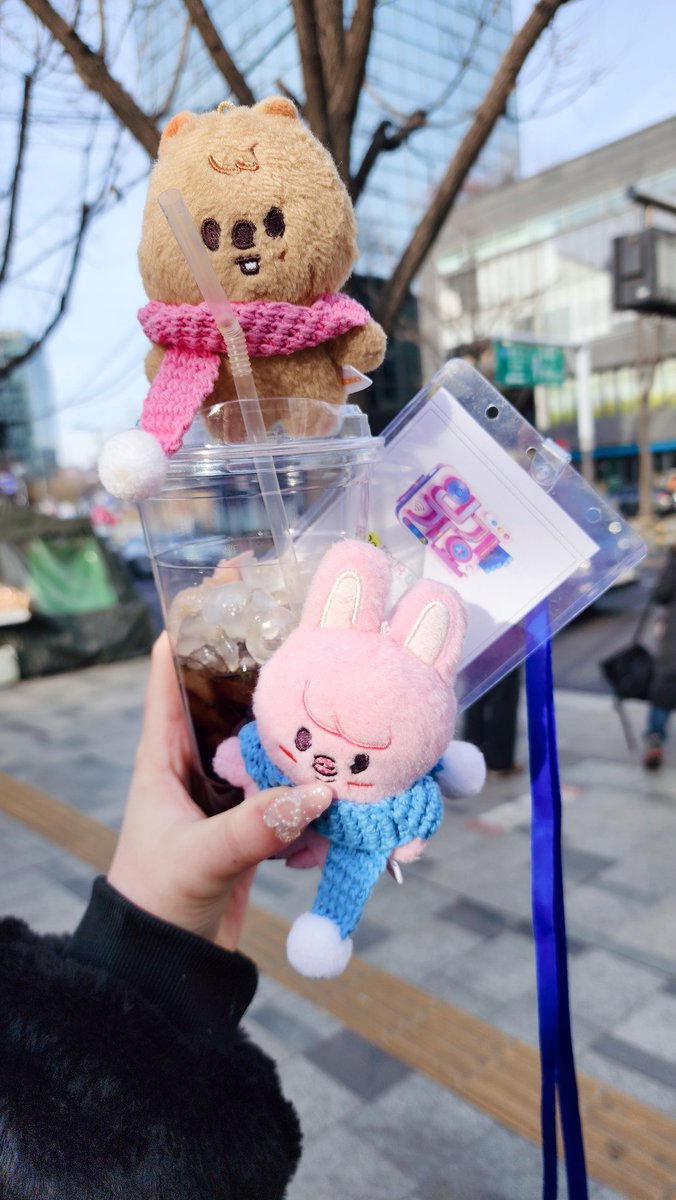 Yesterday the babies went for a big walk and watched the inkigayo broadcast! KickFlip was so much fun, they are so talented! And seeing GOT7 back in action made my heart so happy. And ofcoure Minnie 🥹🩵