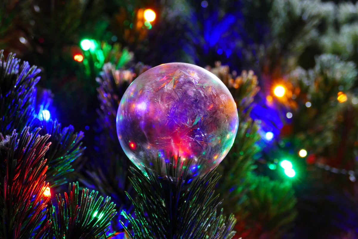 James_Akrill's tweet photo. I've been picking out some more frozen bubble images out tonight. Enjoy. ☺️ #FrozenBubblePhotography #FrozenBubbles #IceBubbles https://t.co/gsj6aWjD8r