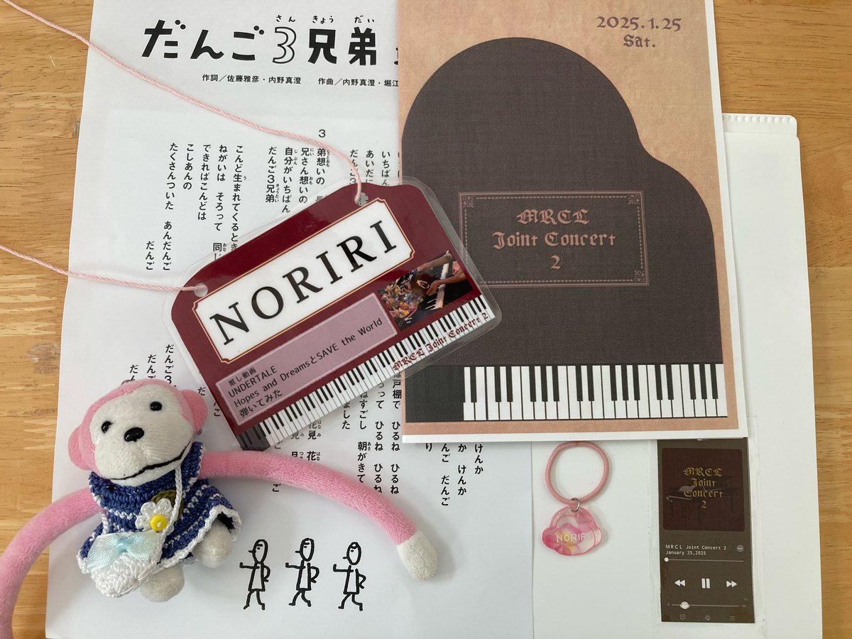 pupiritto1's tweet photo. MRCLコンサート 2
こちらもすごく
ステキだったの💕
プログラム🎹ベーゼンさん✨️
名札📛はお気に入りの動画付き
→動画の話題で盛り上がったりして楽しかった🥰💕
ペットボトルの名札🐵✨️
すみれんさん♡しろっちさん
ありがとうございました😊💖
#MRCL https://t.co/Shvfa1rz9T