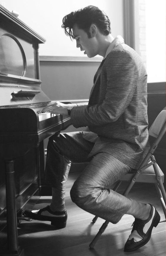 GiselleEvanna's tweet image. Austin Butler playing piano on the set of 
#Elvis
#TheBikeriders
#OnceUponATimeInHollywood