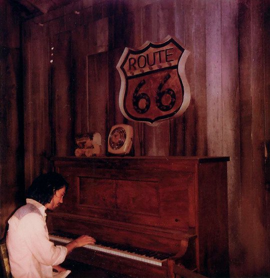 GiselleEvanna's tweet image. Austin Butler playing piano on the set of 
#Elvis
#TheBikeriders
#OnceUponATimeInHollywood