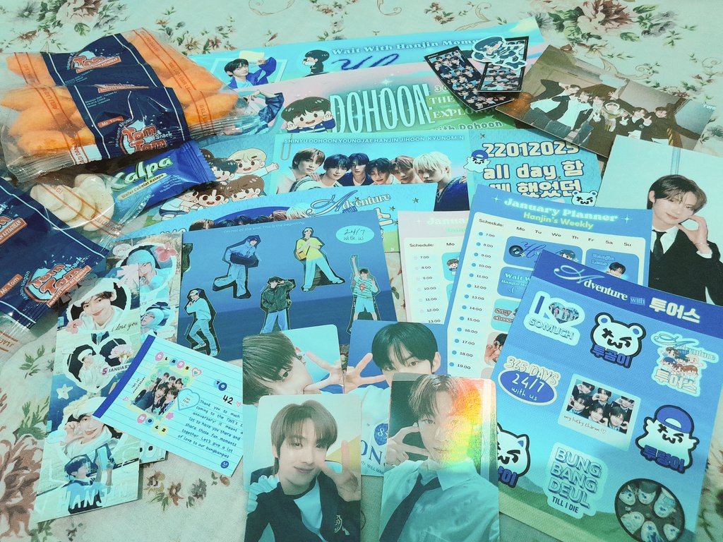 gemes banget anniv pertama ceunah 🥹💙🤍 terima kasih <a href="/saisemarang/">42 semarang</a> dan <a href="/resaident/">Re42dent</a>!! terima kasih juga mingyu sbn atas kehadirannya 🙇🏻‍♀️

+ mulut biru biru bukan keracunan ya ges....