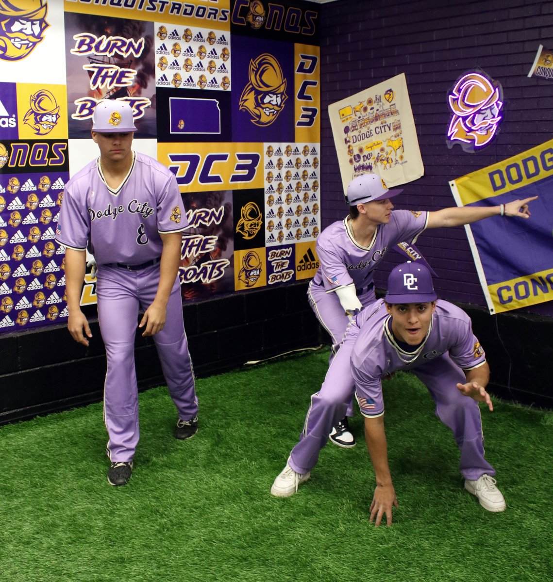 ⚾️Baseball | #GoConqs 

About that time, Conqs ready to swing the bats &amp; tosses some strikes...<a href="/GoConqsBB/">Dodge City CC Baseball</a> had some fun in front of the 📸for media day #BurnTheBoats
