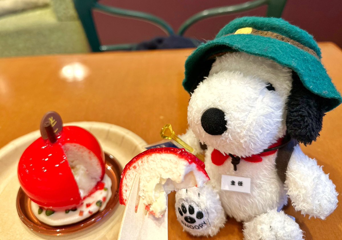 kutaro_RX78's tweet image. 🐶🚩
ルージュというリンゴのムースです
ツヤッツヤのリンゴにはチョコのヘタが付いていて見るのも楽しいです🍎
中にはリンゴが入っていてお味ももちろん美味しいのです🥰
#USJファン #SNOOPY #おスヌツアーズ