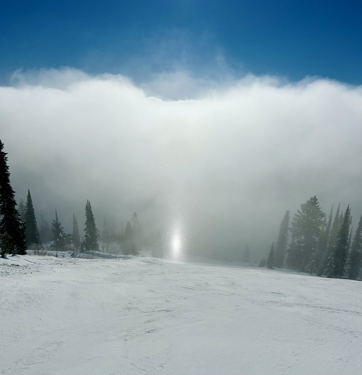 ERobbinsCFalls's tweet photo. Valley inversions make for blue skies on the mountain. Even had a sighting of the elusive sun dog. #getoutside https://t.co/cbY8wmsqVG