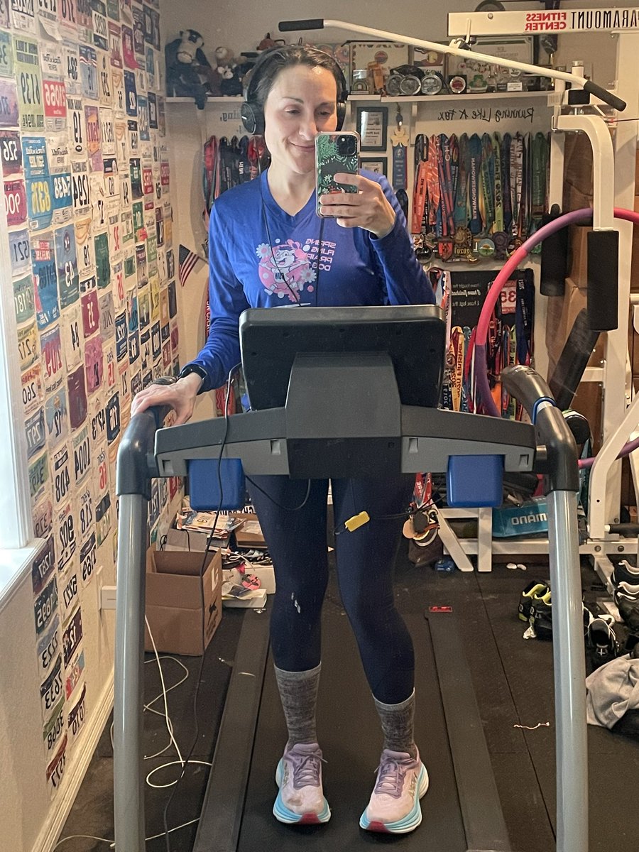 runlikeafoxie's tweet photo. Today’s half marathon got cancelled. 😞 So I did 6 miles on the T-Mill while watching The Crown (holy hell what a great show!)
…
#run #treadmillrun #running #runnermom https://t.co/vXtgfTYRH2