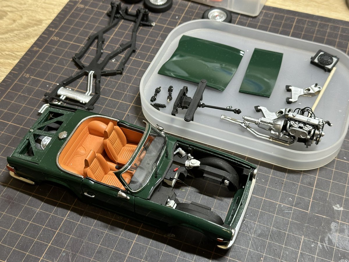 conifer_cone's tweet image. Triumph TR6 実は土曜日の朝、調子に乗ってパカパカしてボンネットヒンジを折ってしまっておりまして…
修復のため一旦フレームとボディを分離、エンジンを降ろしました。
結構分解できるんですよ。リアルレストアみたいで楽しいですね😅
#blender #qholia