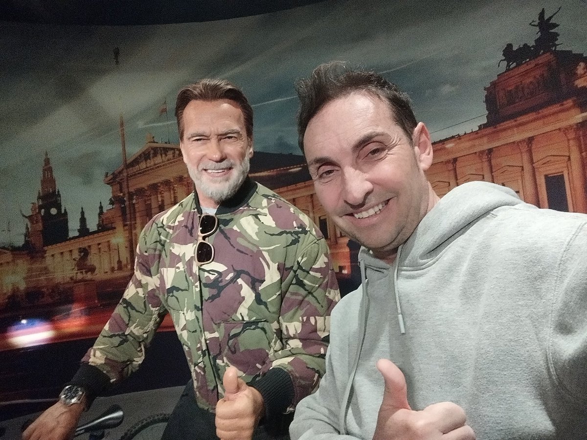 JavierBotia's tweet image. Con mi amigo Arnold. Menudo lujo de público.