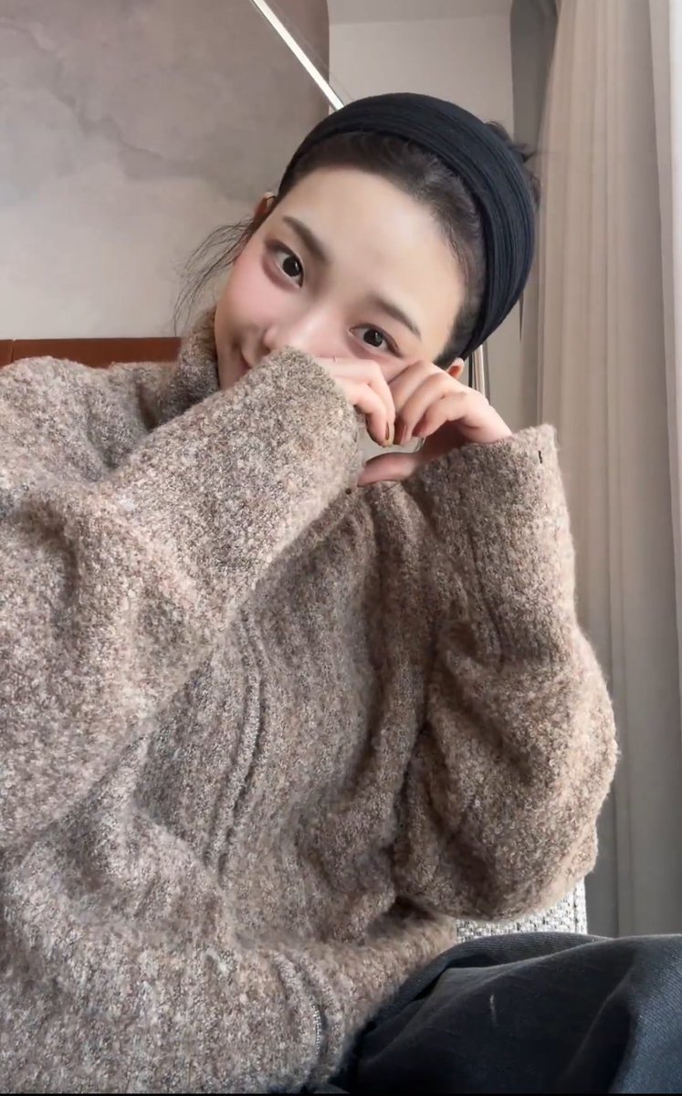 KRNFEED_'s tweet photo. 😌🫶 # KARINA https://t.co/3TBnn76d1p