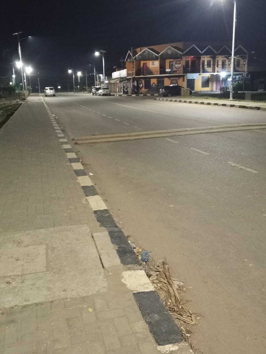 HappyAndrew17's tweet photo. Guess the bored road in Western ug https://t.co/Iae5KDVVZC