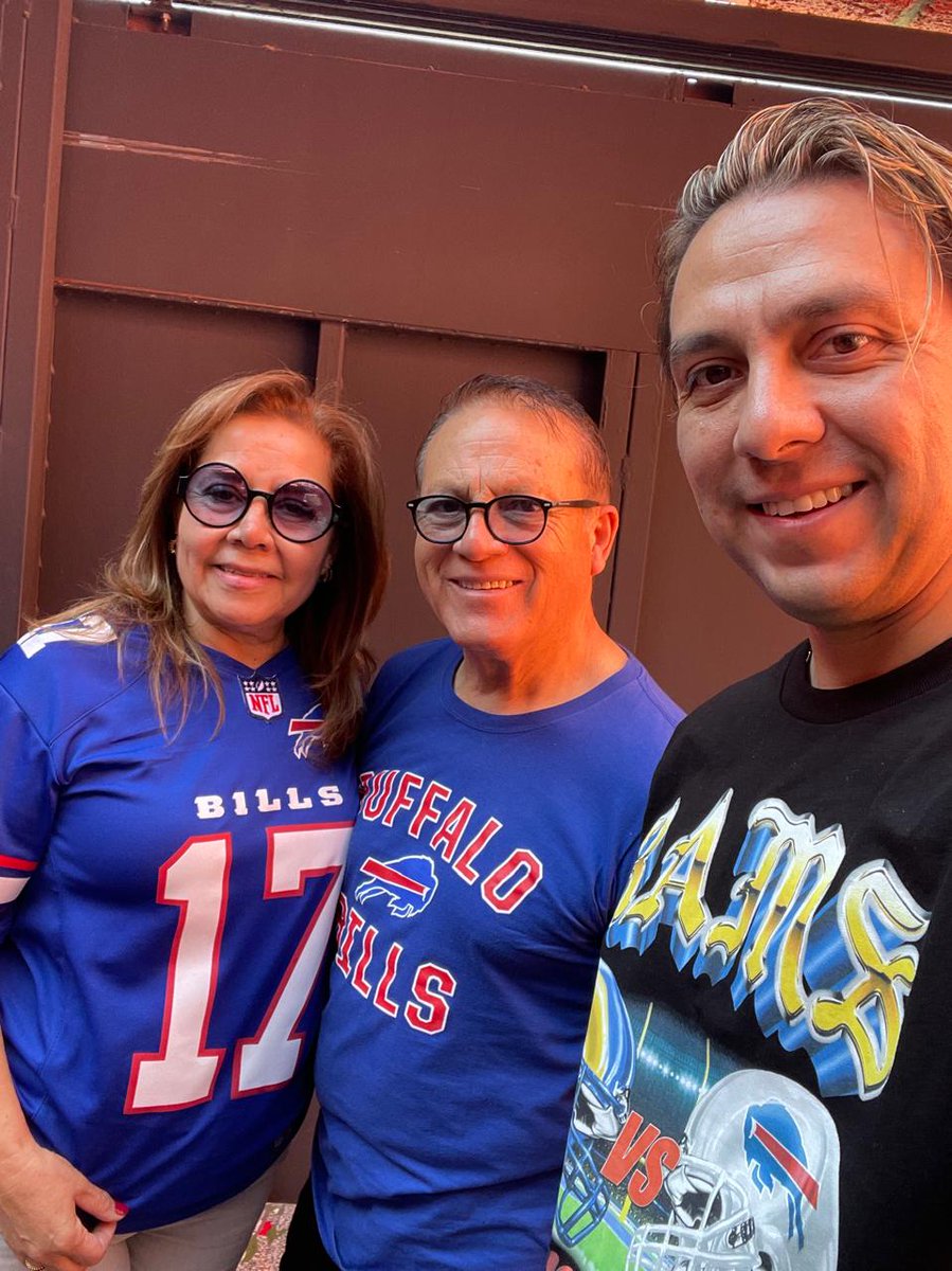 JMPorchini's tweet photo. La Bills Mafia ya lista.  Hoy se logra el sueño 🦬
#NFLenTelevisa https://t.co/rRfTZuL8ag