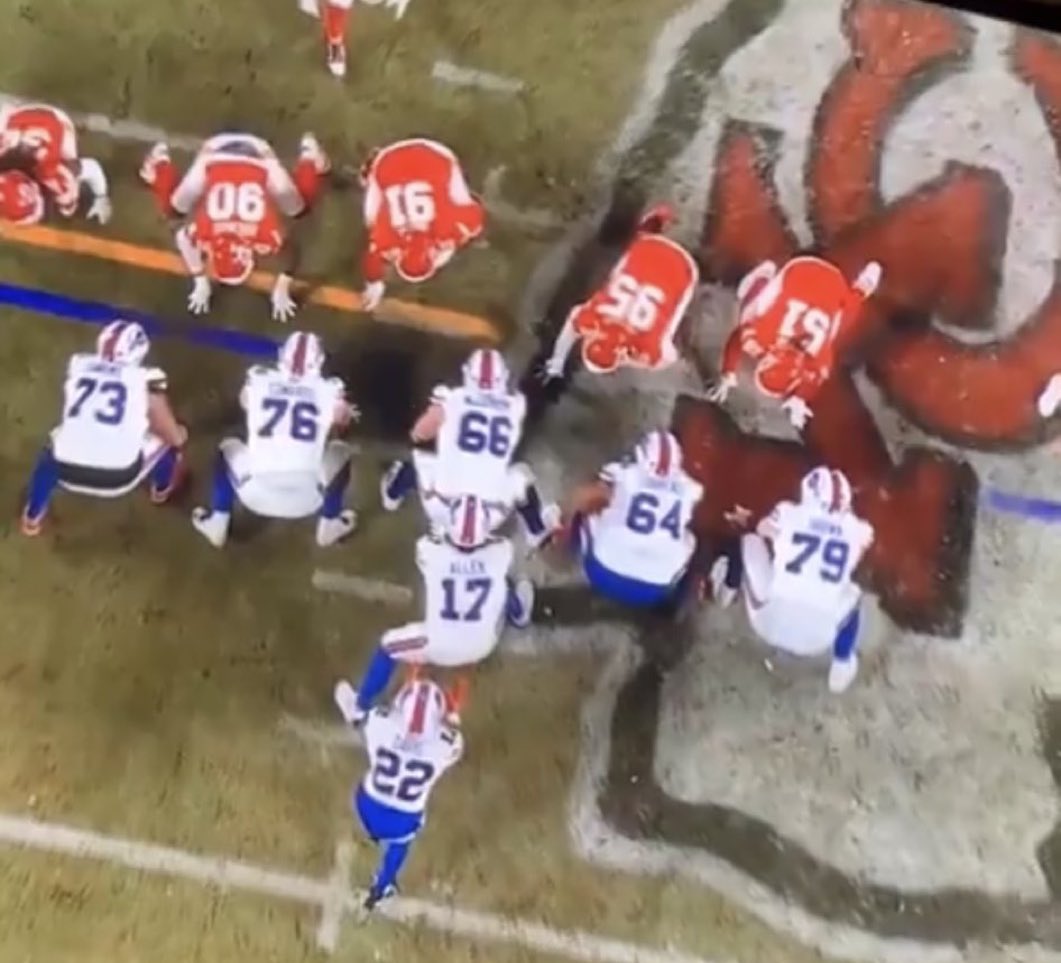 MLFootball's tweet image. 🚨🚨BILLS GET SCREWED🚨🚨

THE #CHIEFS WERE IN THE NEUTRAL ZONE ON THE 4TH DOWN PLAY.

NO CALL FROM THE REFS.

THE REFS THEN ALSO RULED THE #BILLS SHORT ON THE PLAY AND SETS UP KC FOR AN EASY TOUCHDOWN.

THIS IS ABSURD… WILD.
