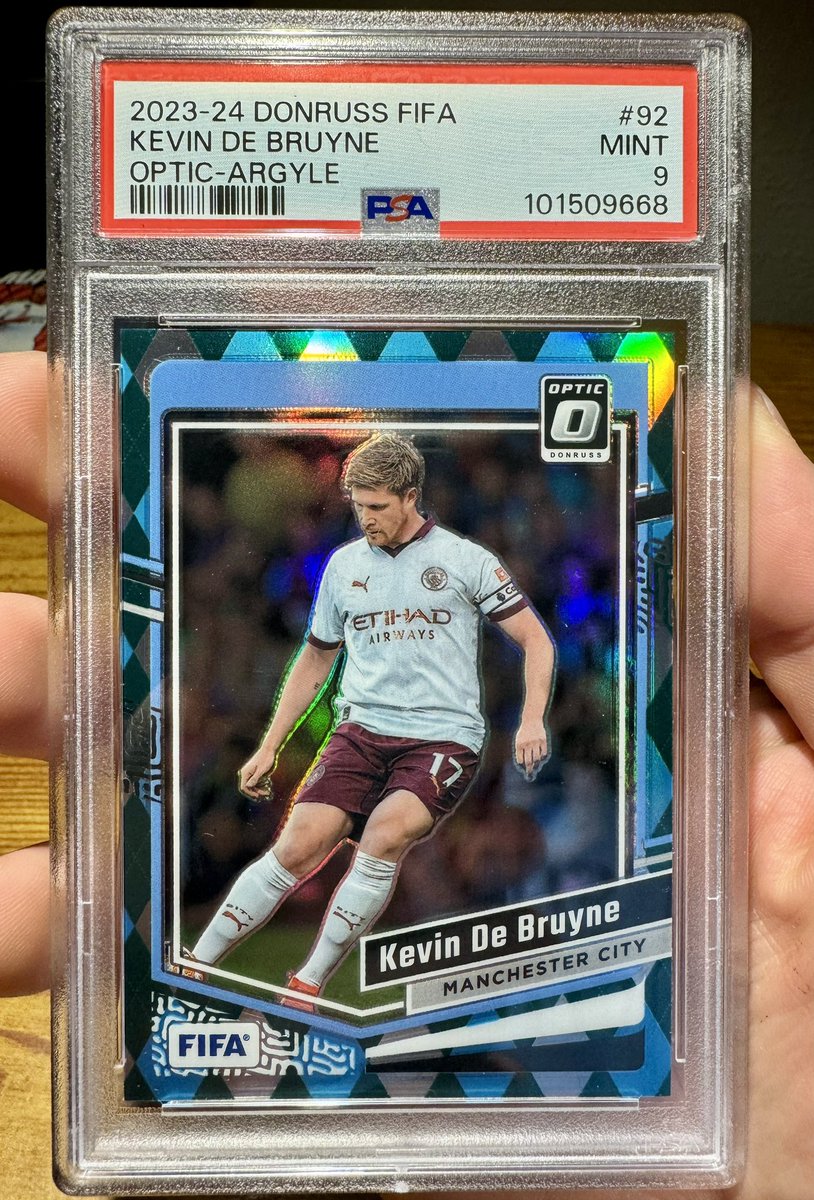#TSSS X #CLINTCOLLECTFC
Tuesday 1/28/25 @ 8pm EST

💥 GIVEAWAY 💥 
I’m giving away this De Bruyne Argyle PSA 9 slab to one qualified stacker. 

To Win:
Follow all sellers tagged below
RT, Like and tag a ⚽️ hobby friend 
Have a paid stack by time of random draw 12pm EST 1/29/25
