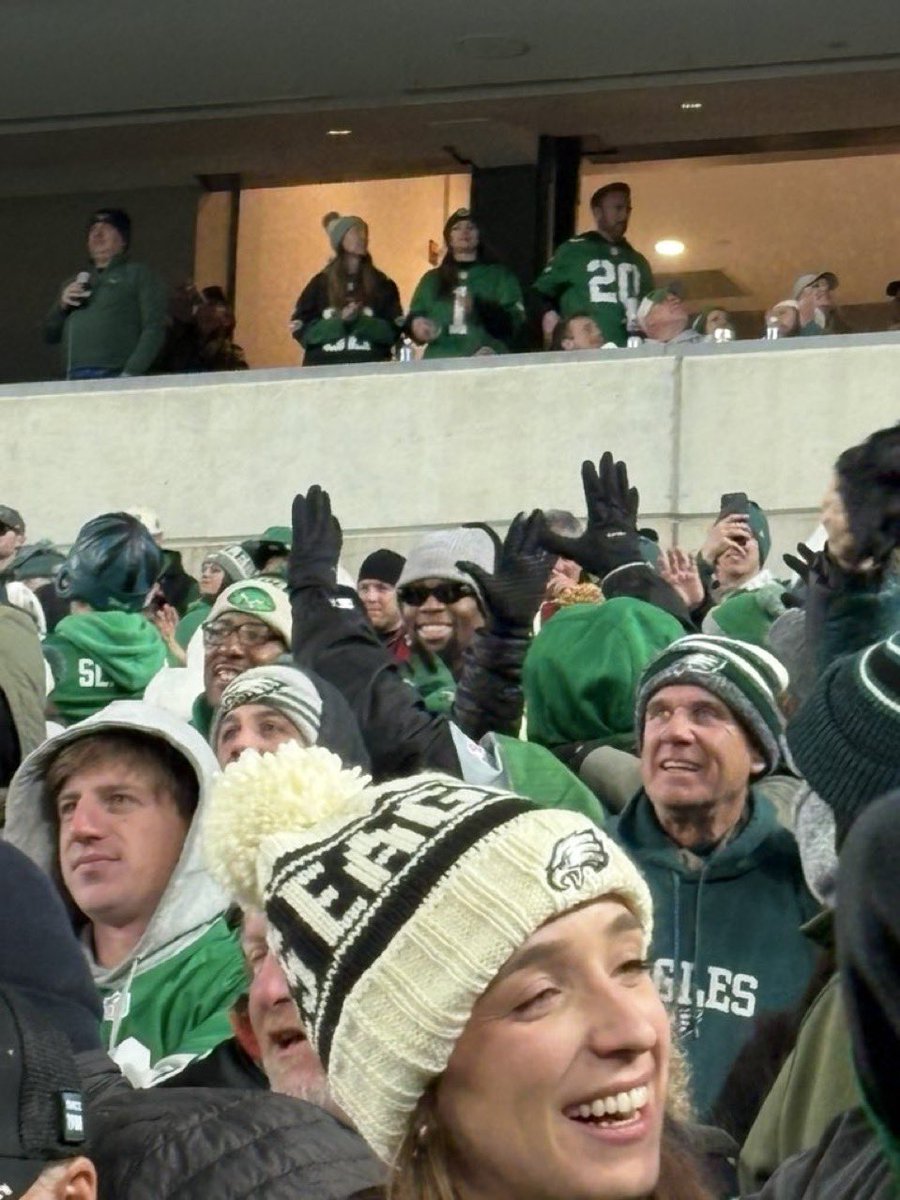 somymedias's tweet photo. @yabusele28 c’est comment on peut venir avec toi au Super Bowl ? https://t.co/mKeSZ3QT3T