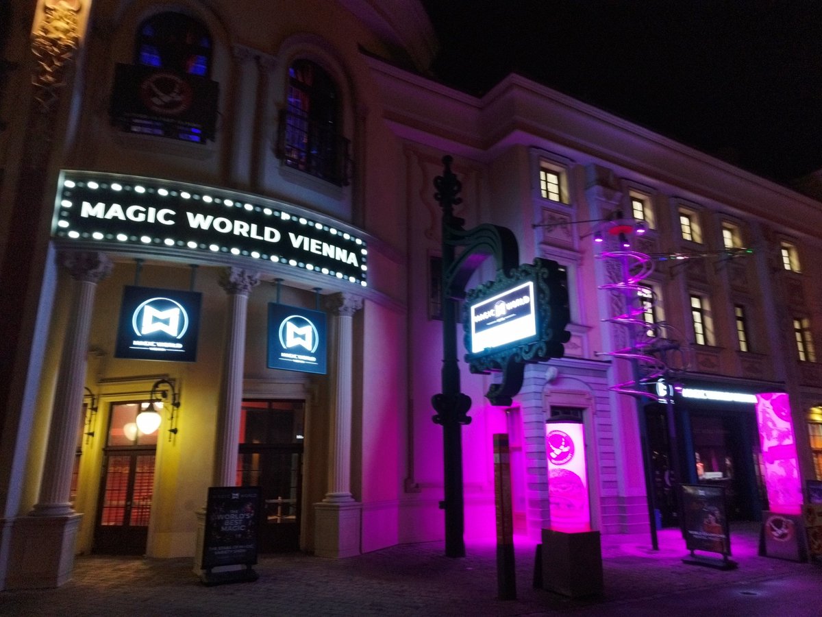 JavierBotia's tweet image. La sala de magia más importante de europa.
Magic world Viena