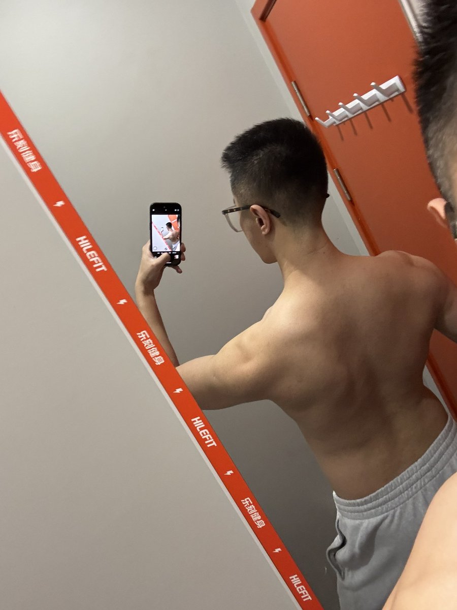 想知道被这么宽的背压在床上是什么感觉吗