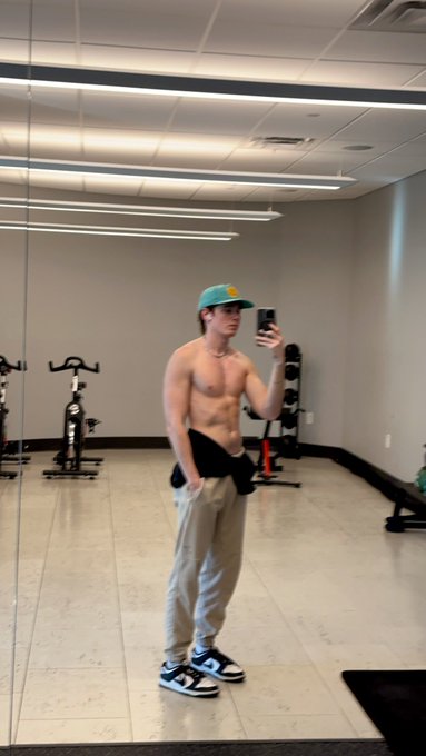 Watch itsevanwade's leaked NSFW photo on TwXstars