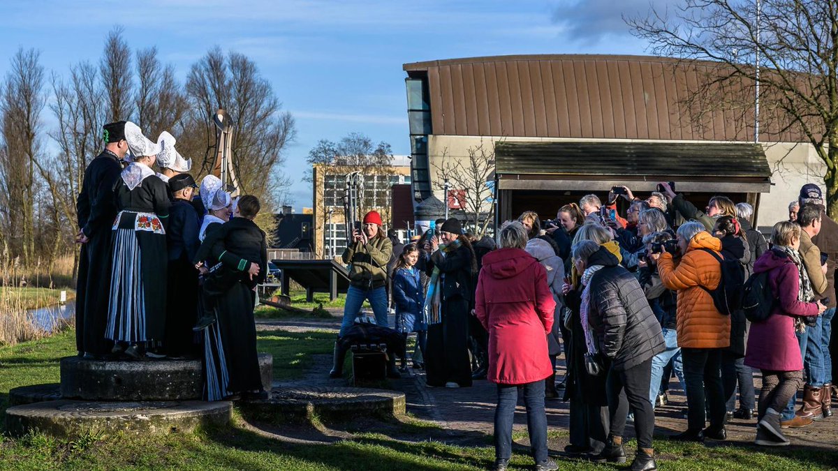 Modeshow met oer-Hollandse klederdracht op de Zaanse Schans: ’Met het pak van mijn man ben ik tien maanden bezig geweest’ ⬇️ noordhollandsdagblad.nl/regio/zaanstre…