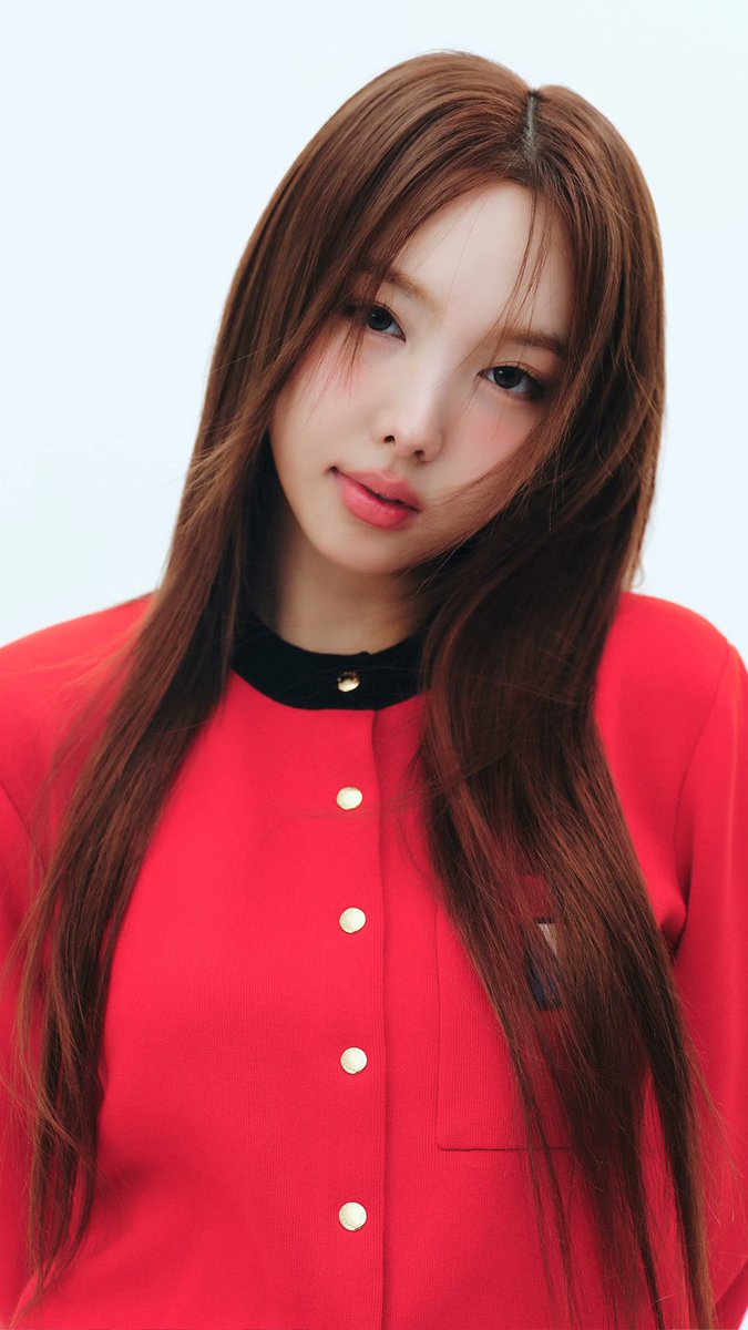 godmitzu's tweet photo. NAYEON FOR TMRW MAGAZINE SHE LOOKS SO GOOD https://t.co/h4lLT0Vf45