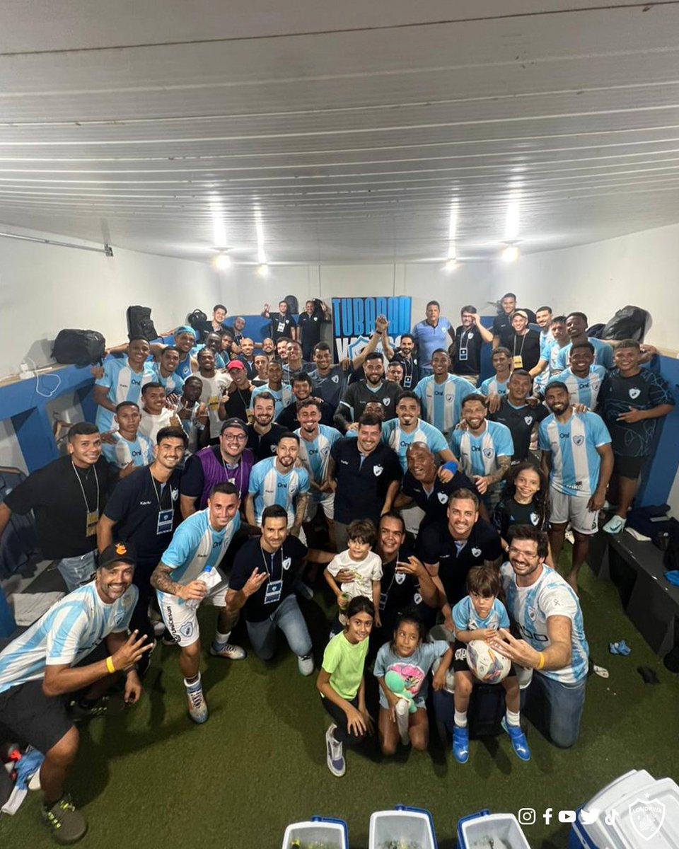 LondrinaEC's tweet photo. 🦈🎉 Aquela famosa e esperada foto do vestiário do #Tubarão! 

#VamosPraCimaTubarão #LondrinaEC #LECxPRC https://t.co/IU8CysZwwY