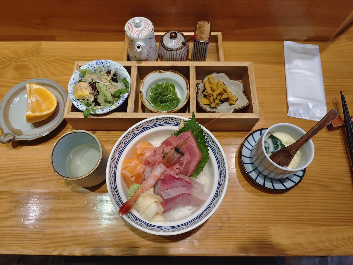 BasiaOnly's tweet image. Today's dinner is fresh, nutritious and perfect! 🍣
The perfect combination of fresh sashimi and white rice, paired with side dishes and refreshing fruits, is healthy and delicious. 🍊🥗This simple but satisfying meal makes the expression of the whole day disappear. Thank you for…