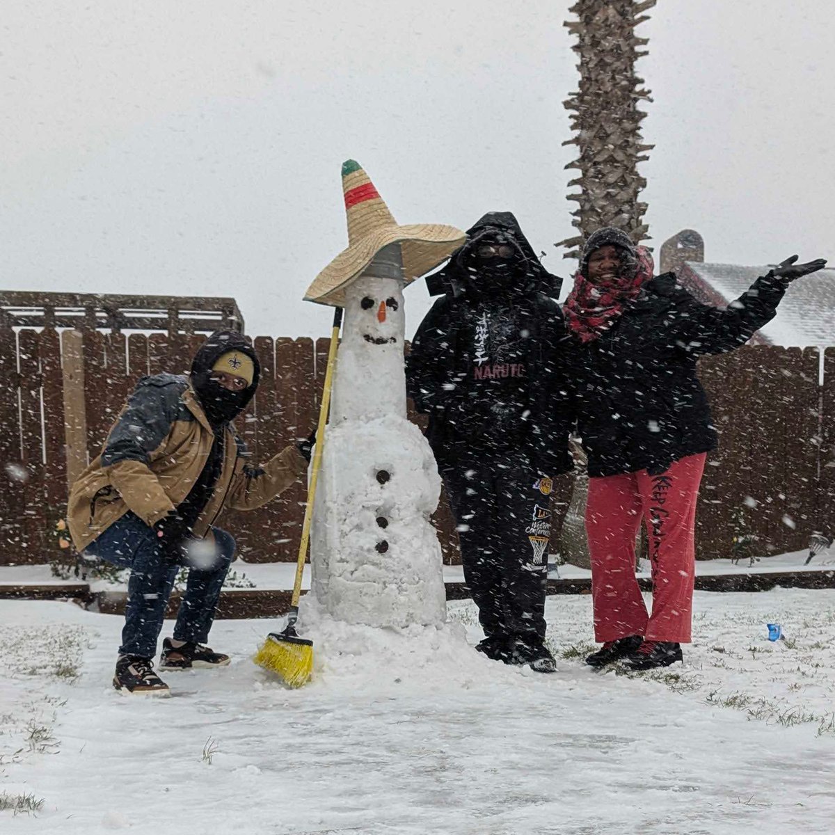Morris Jeff students and teachers enjoyed this once-in-a-lifetime opportunity to see snow cover our city! ❄️ 
#snowla #snowday2025