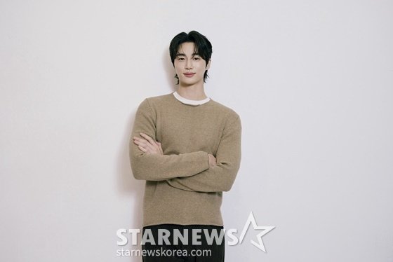 fallinbeen's tweet photo. Byeon Wooseok AAA interview 

"I wanted to take on something I really wanted to do, a story that would move me emotionally. While reading scripts, I came across 21st Century Grand Prince's Wife. It was so fun and I wanted to be a part of it. I told them right away that I wanted to take the role.

When asked if he feels pressure from the attention, he said, "There's some pressure, but I'm focusing on doing my best every moment. If I do my best, I believe good results will follow. If they don't, that's okay too."

"Every project feels like a new start for me. That's how I felt about Lovely Runner, and it's the same with 21st Century Grand Prince's Wife. I always think about giving it my all."