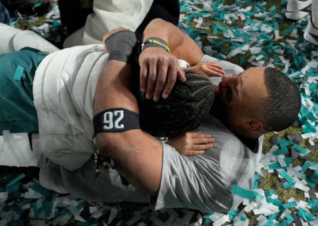 rubythevalley's tweet photo. saquon celebrating with his daughter 🥹

📸 mitchell leff / getty images https://t.co/NvjSoU93yY