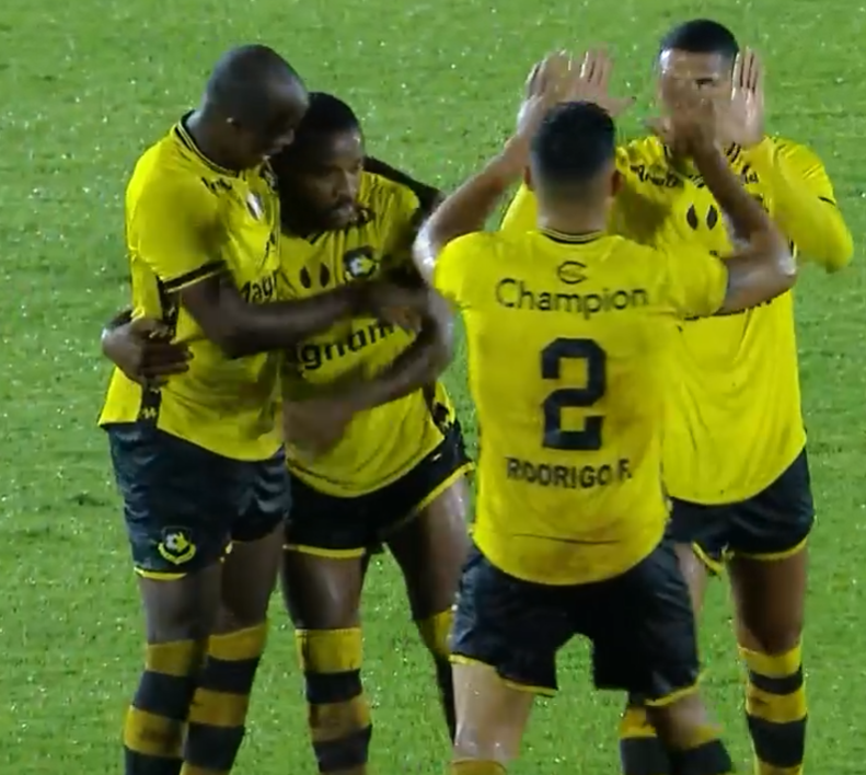 MidiaTigre2004's tweet photo. PRA LAVAR A ALMA!

Na baita chuva de Ribeirão Preto, o São Bernardo vence o Botafogo por 1x0, ultrapassa o Palmeiras e se torna líder do Grupo D.

Gol aurinegro foi marcado por Rodrigo Ferreira de falta aos 44 do segundo tempo. https://t.co/k5vS6TZwt5