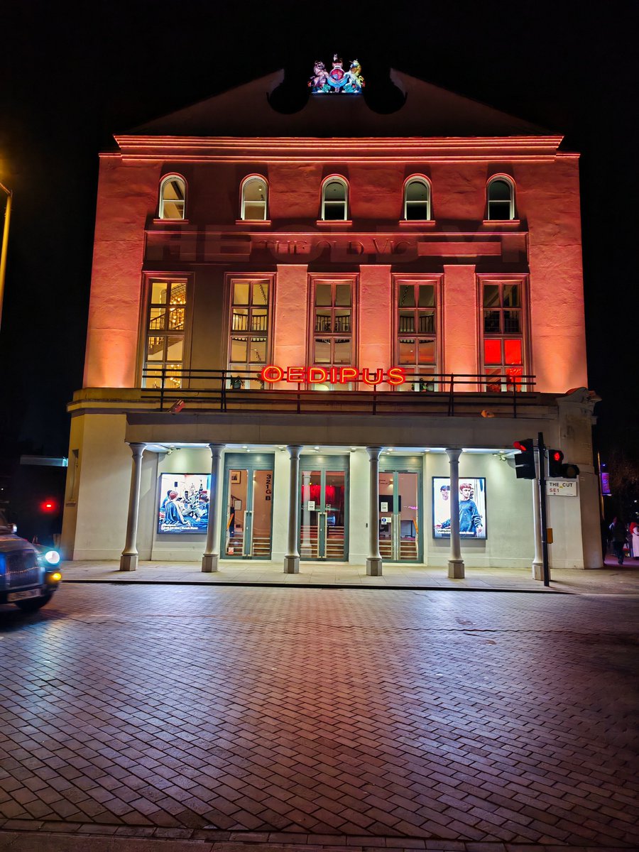#oedipus <a href="/oldvictheatre/">The Old Vic</a> powerful performances and a staging that feels immersive and sensory. Thanks #PwCpreviews