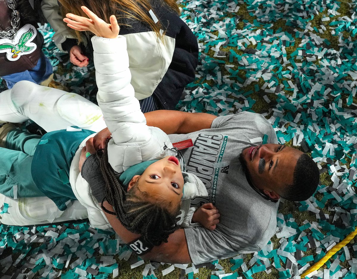 ComplexSports's tweet photo. Saquon celebrating with his daughter 🥹💚 https://t.co/WOEgJxv5Jq