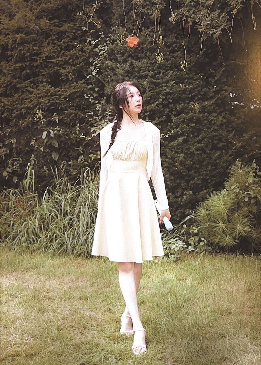 forchaeyeo's tweet photo. Lee Chaeyeon 2025 Season Greeting Calendar Scan https://t.co/tf8ThJ186L