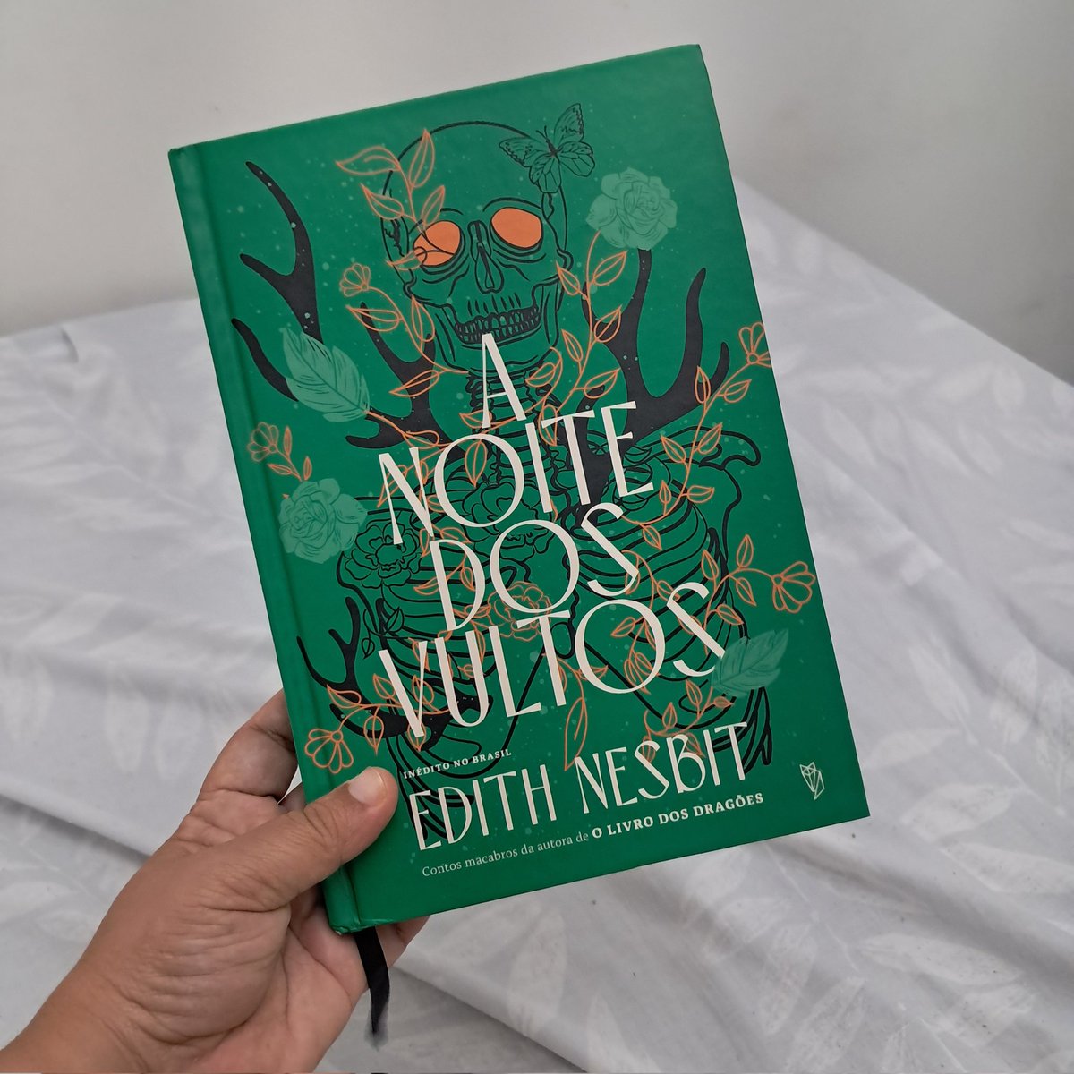 PandoraElfa's tweet photo. "A noite dos vultos", coletânea de contos da Edith Nesbit, é um livro para quem ama histórias do tipo das que são contadas no quadro #LuzAcesa do podcast @NaoInviabilize . Eu tô aqui dizendo Deus Me Livre o tempo TODO. A edição da @editorawish está assombrosamente linda https://t.co/DUepa7lex3