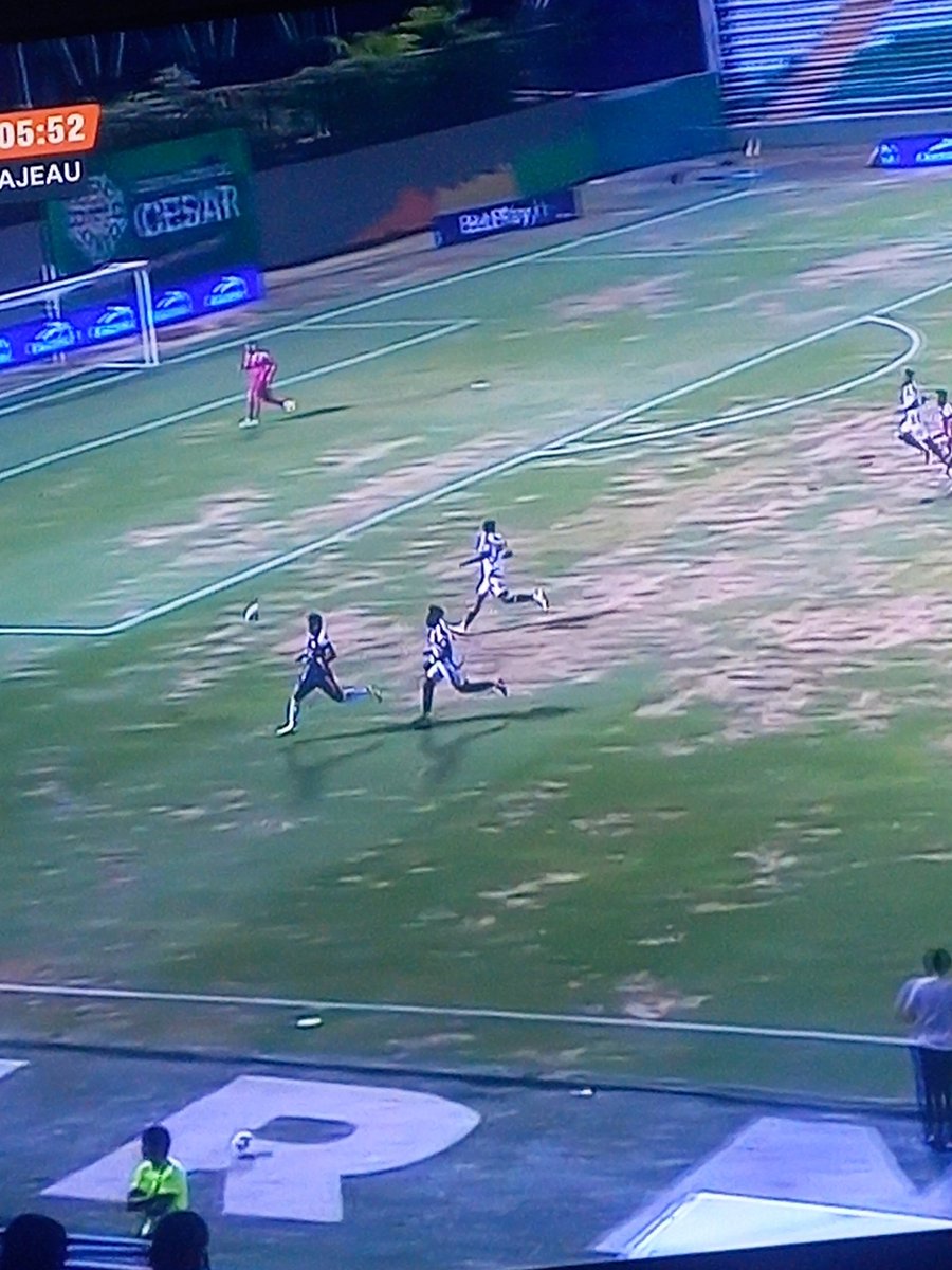 heer_ing's tweet photo. @WinSportsTV Que vergüenza la cancha donde se juega el compromiso de alianza vs Medellin, ahí debe entran la dimayor y sancionar a los equipos que no cuente con un campo de juego adecuado https://t.co/e0U2qfTVvT