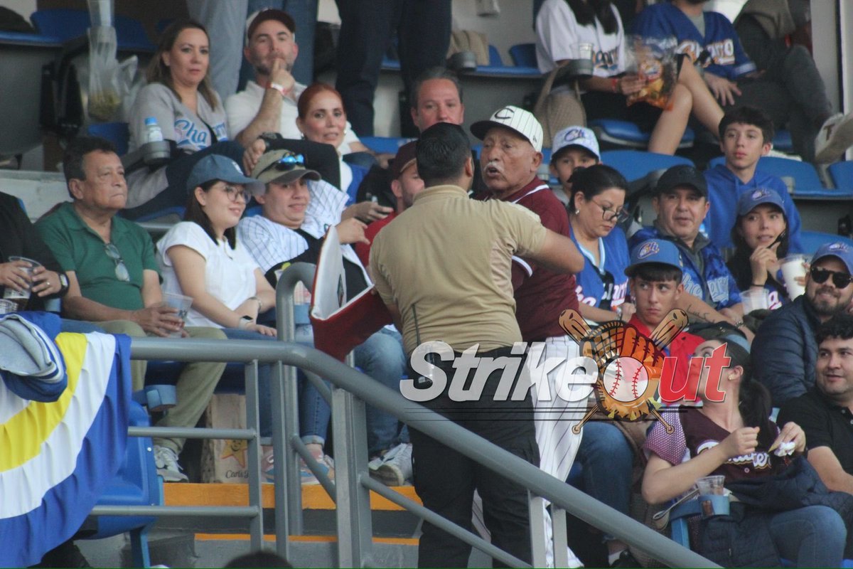 Rev_Strikeout's tweet photo. ¡OJO AHÍ! A UNOS SÍ Y A OTROS NO…

Reportan en el Panamericano, que a aficionados de @clubtomateros les retiraron cornetas y artículos en apoyo a su equipo, incluida la colchoneta del “Bombero”.

Lo curioso, los aficionados de @charrosbeisbol no fueron afectados.

@Liga_Arco https://t.co/gfbRu1GKUN