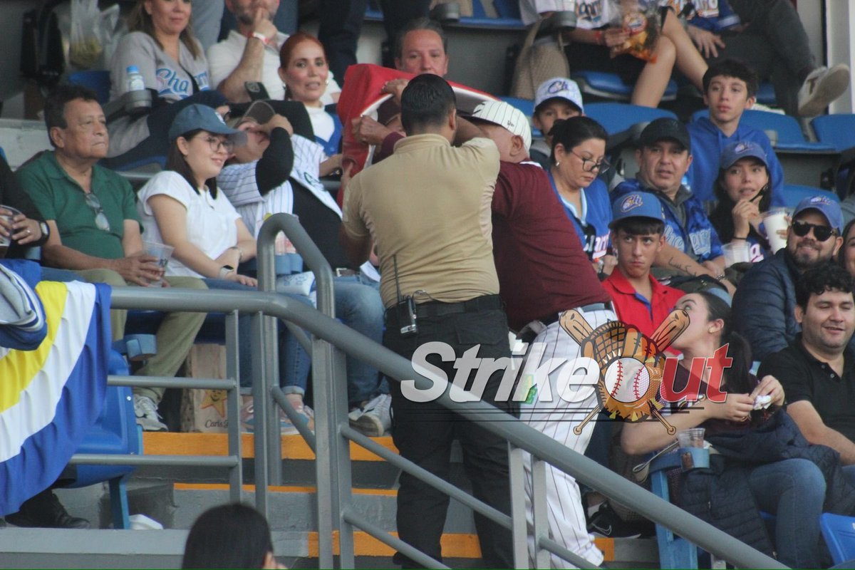 Rev_Strikeout's tweet photo. ¡OJO AHÍ! A UNOS SÍ Y A OTROS NO…

Reportan en el Panamericano, que a aficionados de @clubtomateros les retiraron cornetas y artículos en apoyo a su equipo, incluida la colchoneta del “Bombero”.

Lo curioso, los aficionados de @charrosbeisbol no fueron afectados.

@Liga_Arco https://t.co/gfbRu1GKUN