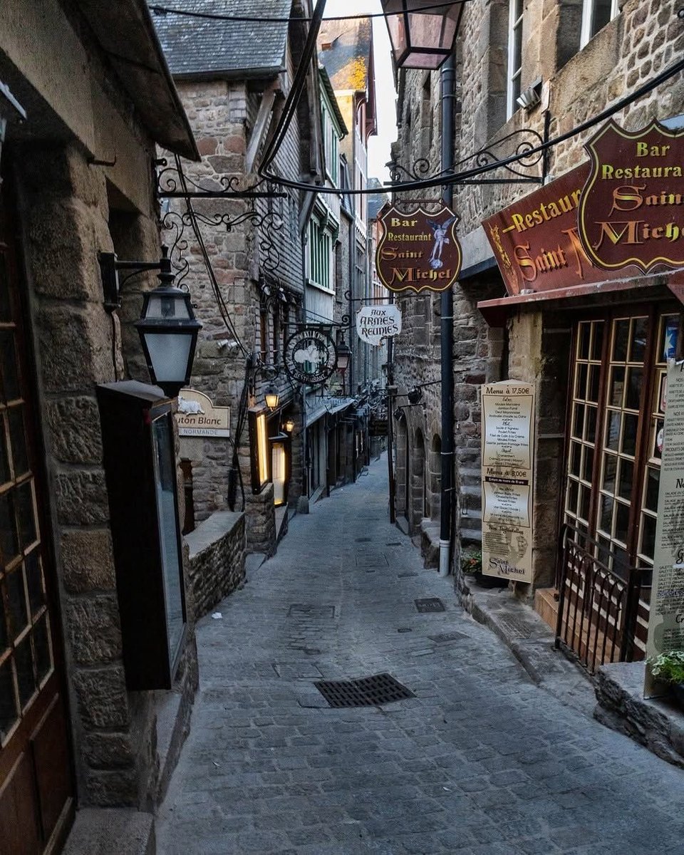 hutdesigns's tweet photo. Mont saint Michel island in France renowned for it's medieval architecture and magical landscape ✨ https://t.co/OqDA12pauK