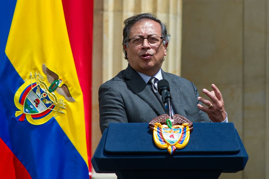 victorfyt's tweet photo. Petro, a Trump: "Puedes matarme, pero sobreviviré en mi pueblo, que existió mucho antes que el tuyo. Si no te gusta nuestra libertad, está bien. No estrecharé la mano de los esclavistas blancos".
- Los antepasados ​​de Petro son italianos y españoles.
- Es ciudadano italiano. https://t.co/2ohWsdrstz
