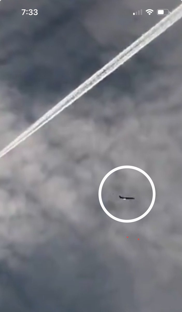 SuePearFL's tweet photo. @ChemChasers Whoa. Did you catch the black plane in this shot? Within the first few seconds. https://t.co/g9JIWqrV3l