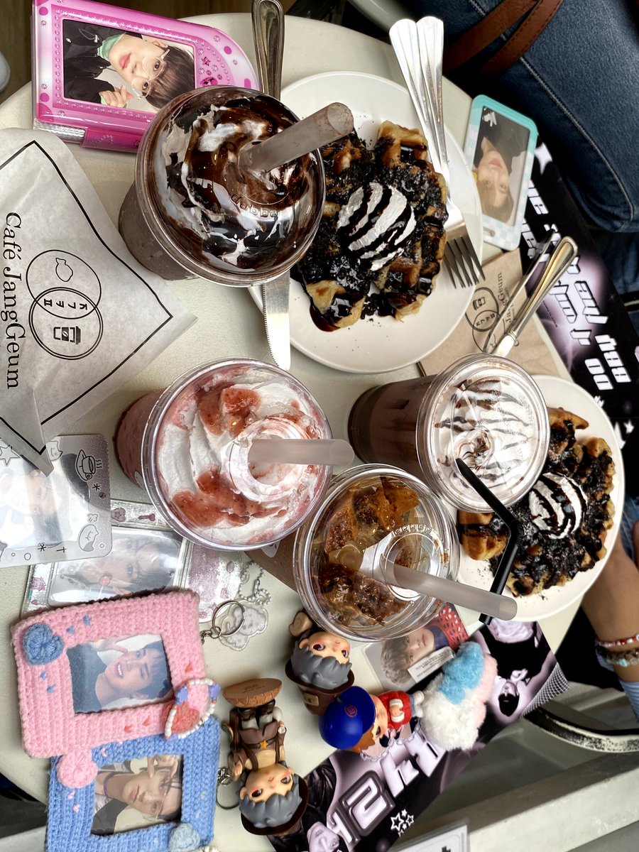 _chokyulate's tweet photo. tysm @cups4_teume for another successful cse!!! kayo rin ang dahilan bat ang dami kong naging kaibigan at cse buddies˃ ᵕ ˂ super nag enjoy ako kahaponnn

and sa mga nagbigay ng freebies, thank you so much po talaga huhu babawi ako sa inyoooo https://t.co/ojwLn5FuZY